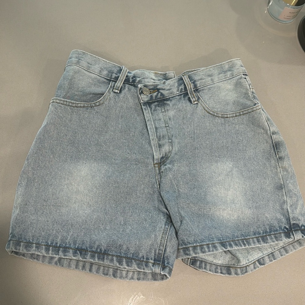 Asymmetrical waist denim short
